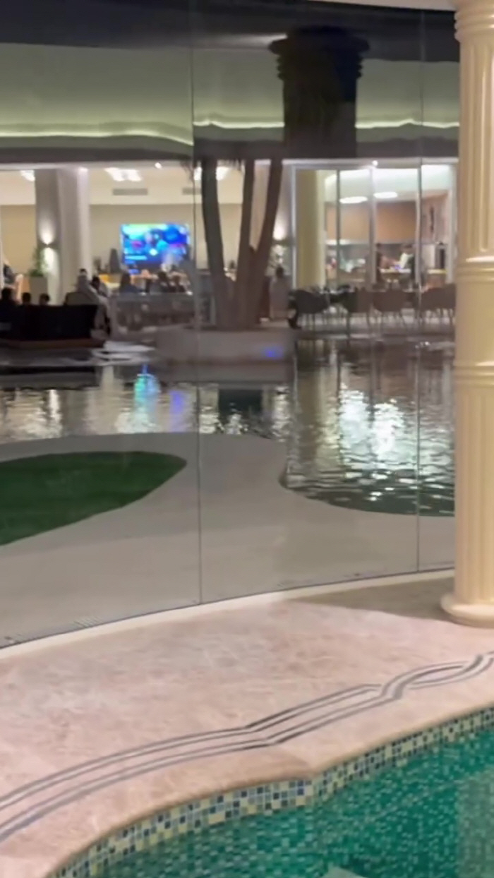 '지성아 우리집 죽이지?' 연봉 700억, 한때 메날두보다 많이 벌었던 박지성 절친, 중국 돈이 최고였다...미친 대저택 화제