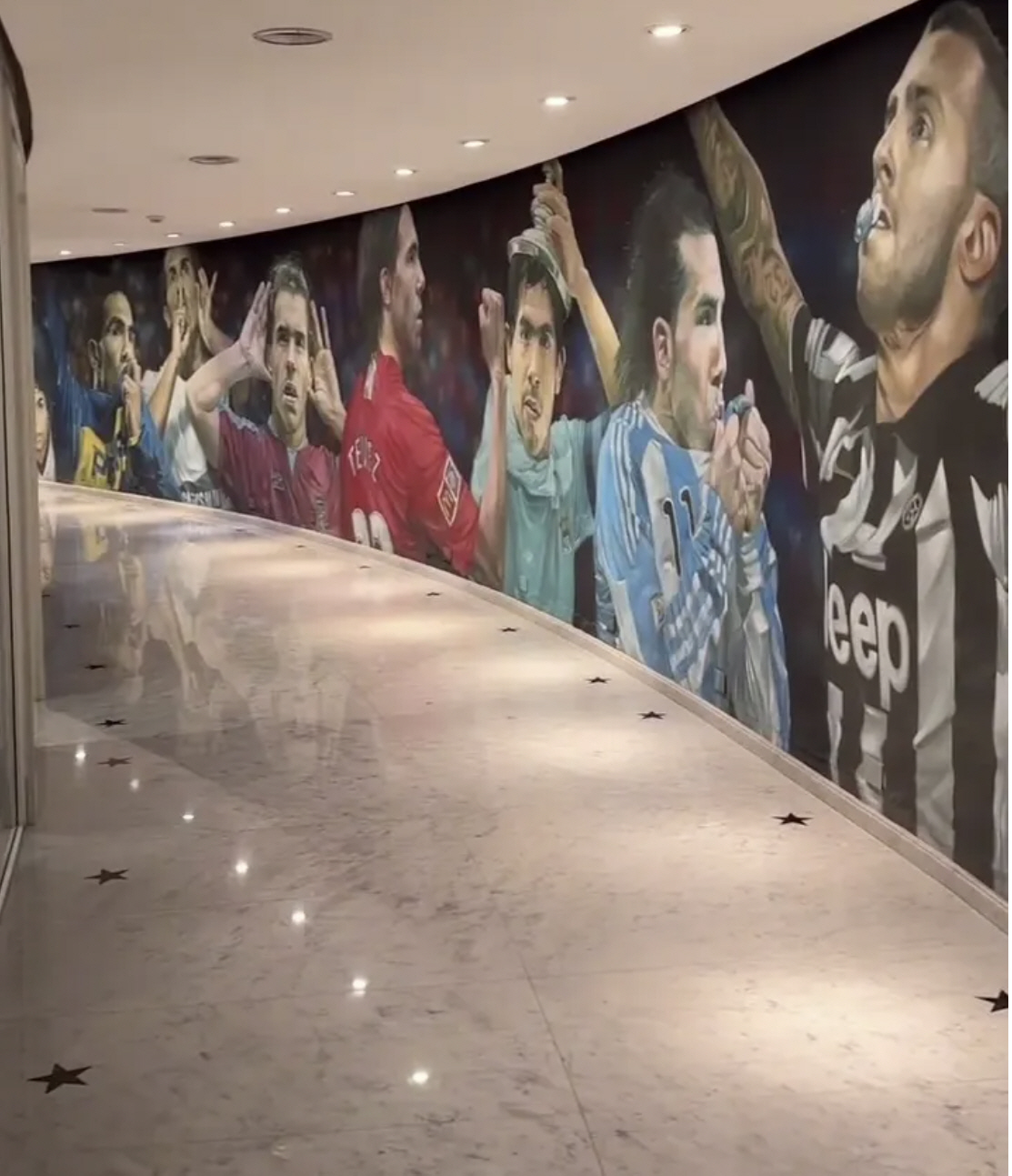 '지성아 우리집 죽이지?' 연봉 700억, 한때 메날두보다 많이 벌었던 …