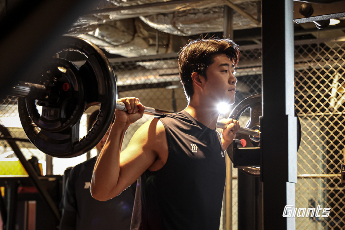 "벌벌 떠는 모습 이제 그만!" 160㎞ 아닌 '압박감'이 적이다…달라진…