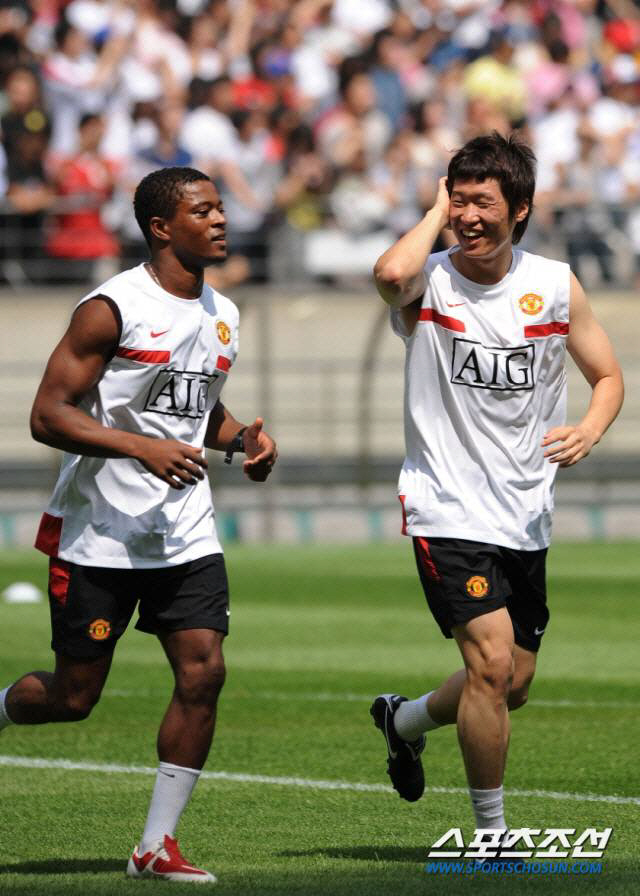 불륜남 논란에도 한국 팬 울렸다...에브라 "인생 끝나기 전, 박지성과 …