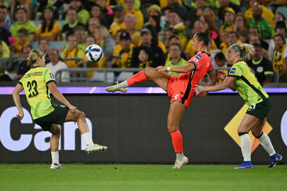 "너무 불리하잖아!" 中 분노 폭발…'판정 논란'→'킥오프 들쭉날쭉', …