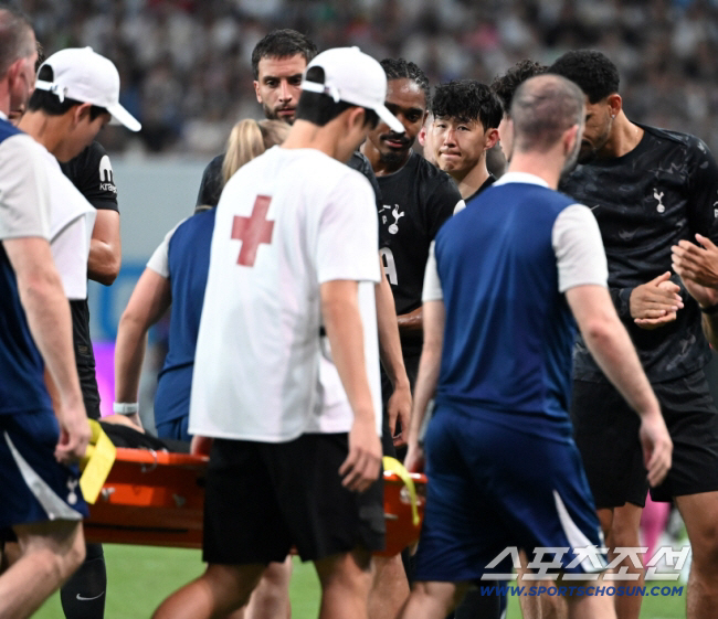 손흥민 떠나는 날, 경악한 '시즌 아웃급' 부상...절뚝이며 韓 떠난 '…