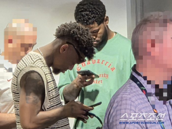 댓글 보나봐.. "스시 먹었어!" 日 긁은 1500억 슈퍼스타, 머리 박고 폰만 응시 → 논란 외면하며 실실 웃기까지 대충격 태도! [마이애미 현장]