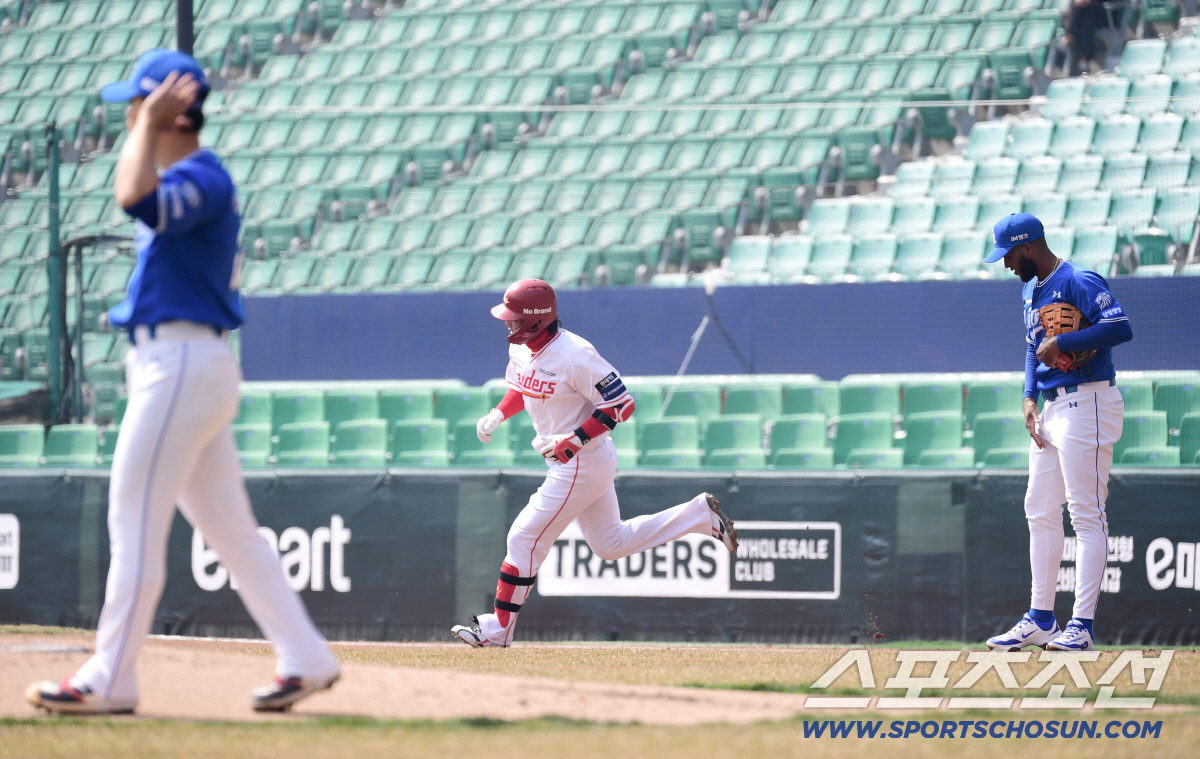 '29번' 새긴 최정 시범경기 첫 홈런 4타점, 베니지아노 6K 무실점 …