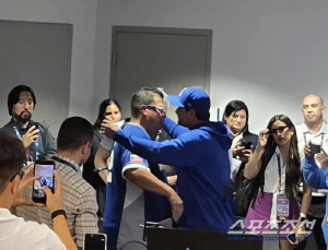 '결승 감독' 대충격 홀대! 의자 없이 바닥 방치 → '오피셜 공식발표 기자회견' 직전 철퍼덕! 맨바닥에 주저앉았다 [마이애미 현장]