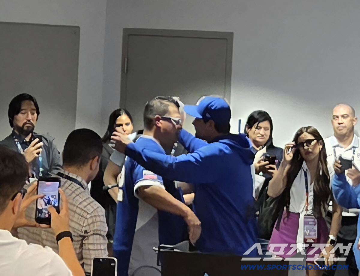 '결승 감독' 대충격 홀대! 의자 없이 바닥 방치 → '오피셜 공식발표 …