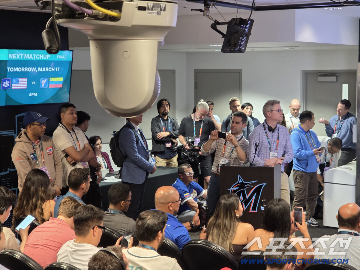 '결승 감독' 대충격 홀대! 의자 없이 바닥 방치 → '오피셜 공식발표 …