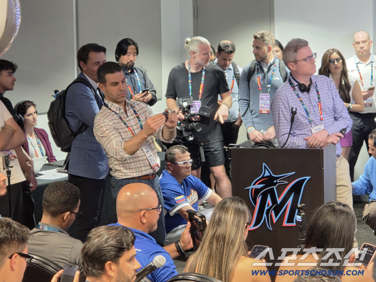 '결승 감독' 대충격 홀대! 의자 없이 바닥 방치 → '오피셜 공식발표 …