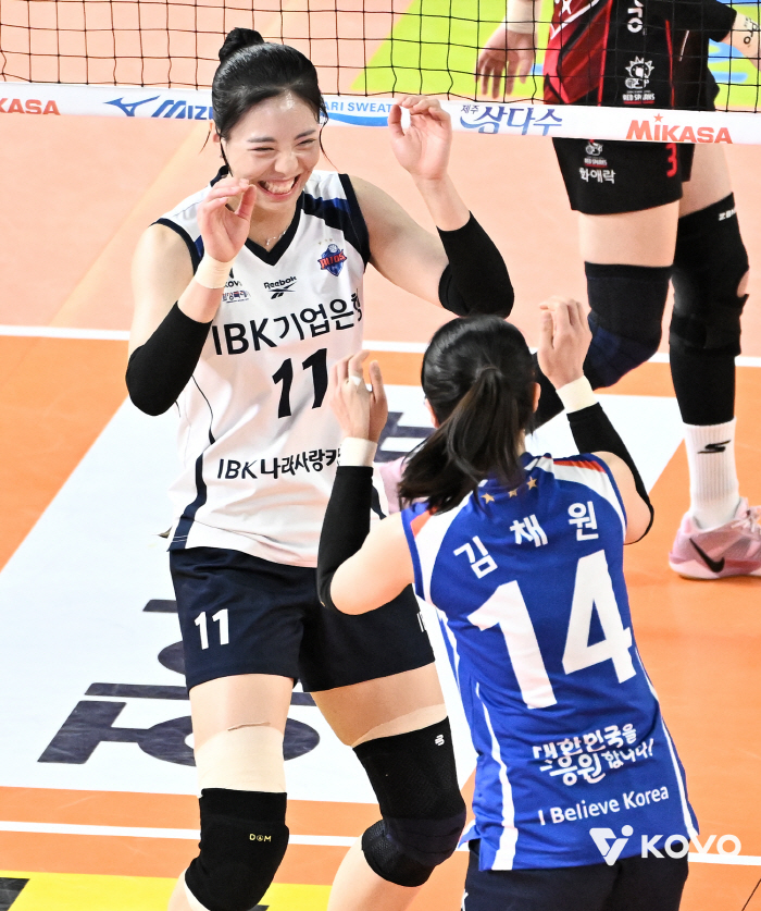 '4위 쟁탈전' 간절한 기업은행, 사령탑 교체 후 16승10패 → 봄배구 조건 채웠는데 '현실의 벽'…"육서영 미쳐주길" [김천포커스]