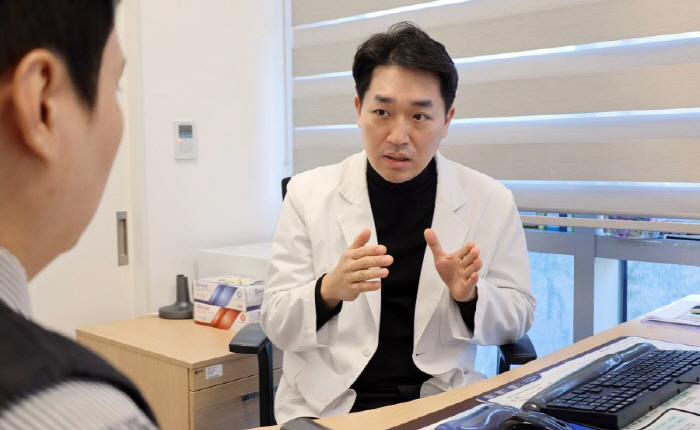 비듬 늘고 얼굴·두피 가려움 지속…단순 피부 문제 아닌 '이것' 의심