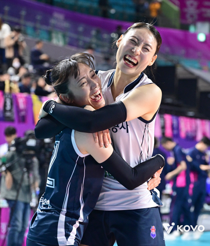 '1위 확정' 도로공사의 여유 → '시즌아웃 유력' 타나차 복귀? "깁스 풀었더니 붓기가…" [김천포커스]