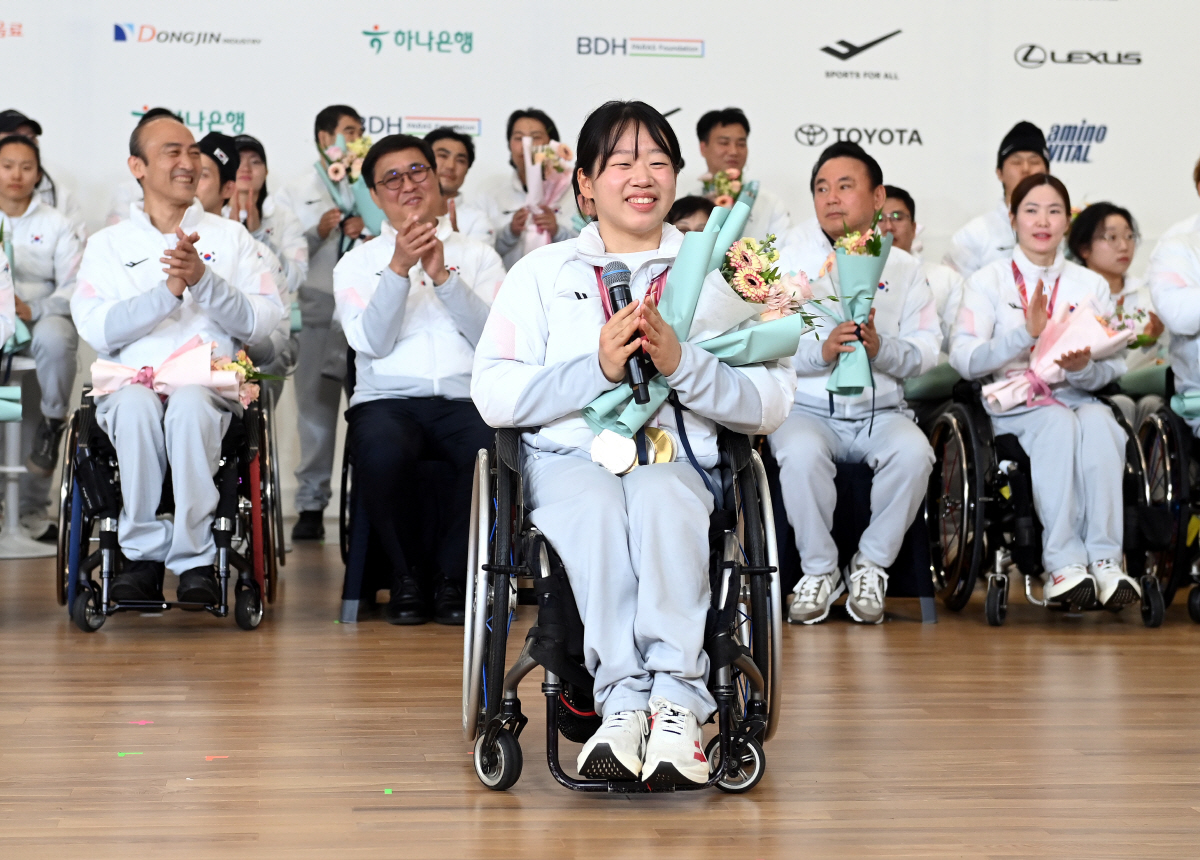 '메달 7개→역대 최고 성적' 韓 패럴림픽 선수단 '금의환향'…"진정한 …
