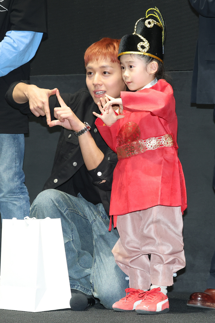 [종합] '단종 오빠' 박지훈, 어린 단종 등장에 활짝…'왕사남' 천만 무대인사 열기 '후끈'