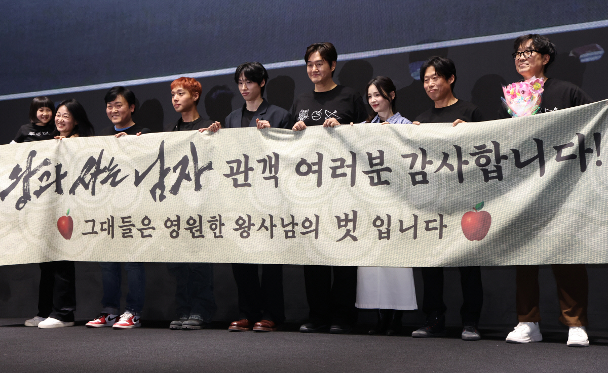 [종합] '단종 오빠' 박지훈, 어린 단종 등장에 활짝…'왕사남' 천만 …