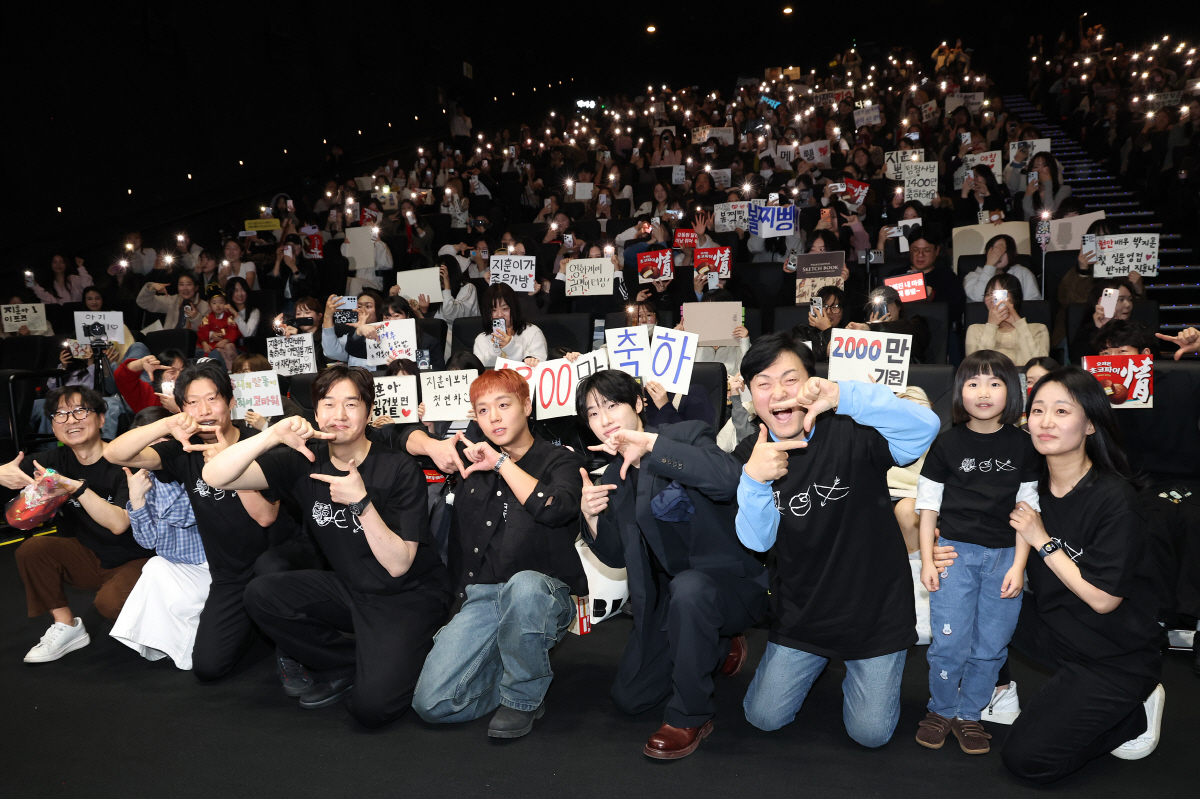 [종합] '단종 오빠' 박지훈, 어린 단종 등장에 활짝…'왕사남' 천만 …