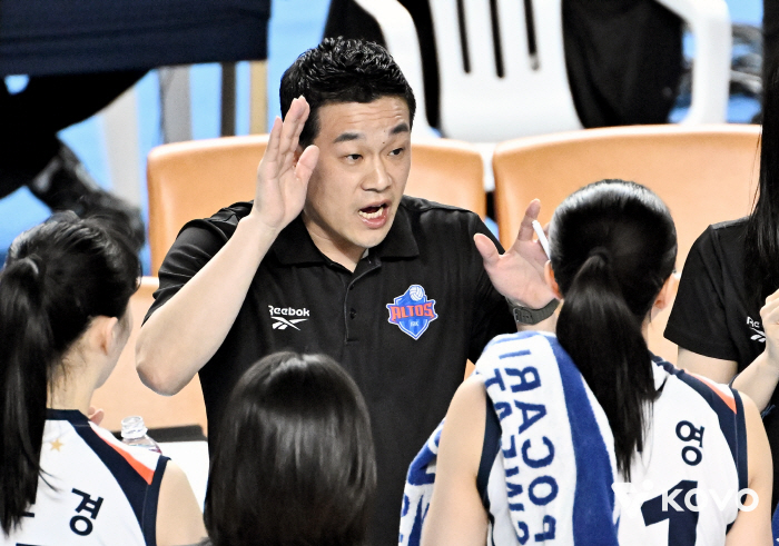 "나머지는 하늘에 맡긴다" 일단 4위! 후련한 여오현 감독대행 "얼떨결에 잡은 지휘봉, 선수들에게 고맙다" [김천승장]