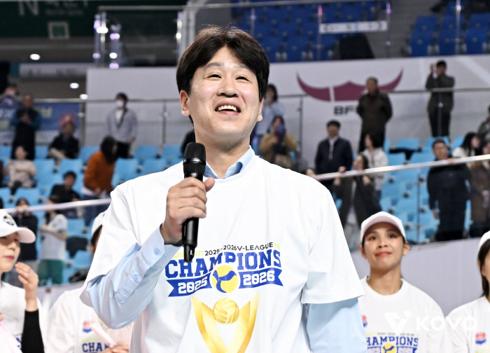 "한세트 정도는 따길 바랐는데" 챔프전 직행 → 타나차 복귀 유력! '여자배구 최장기간' 사령탑의 미소 [김천패장]