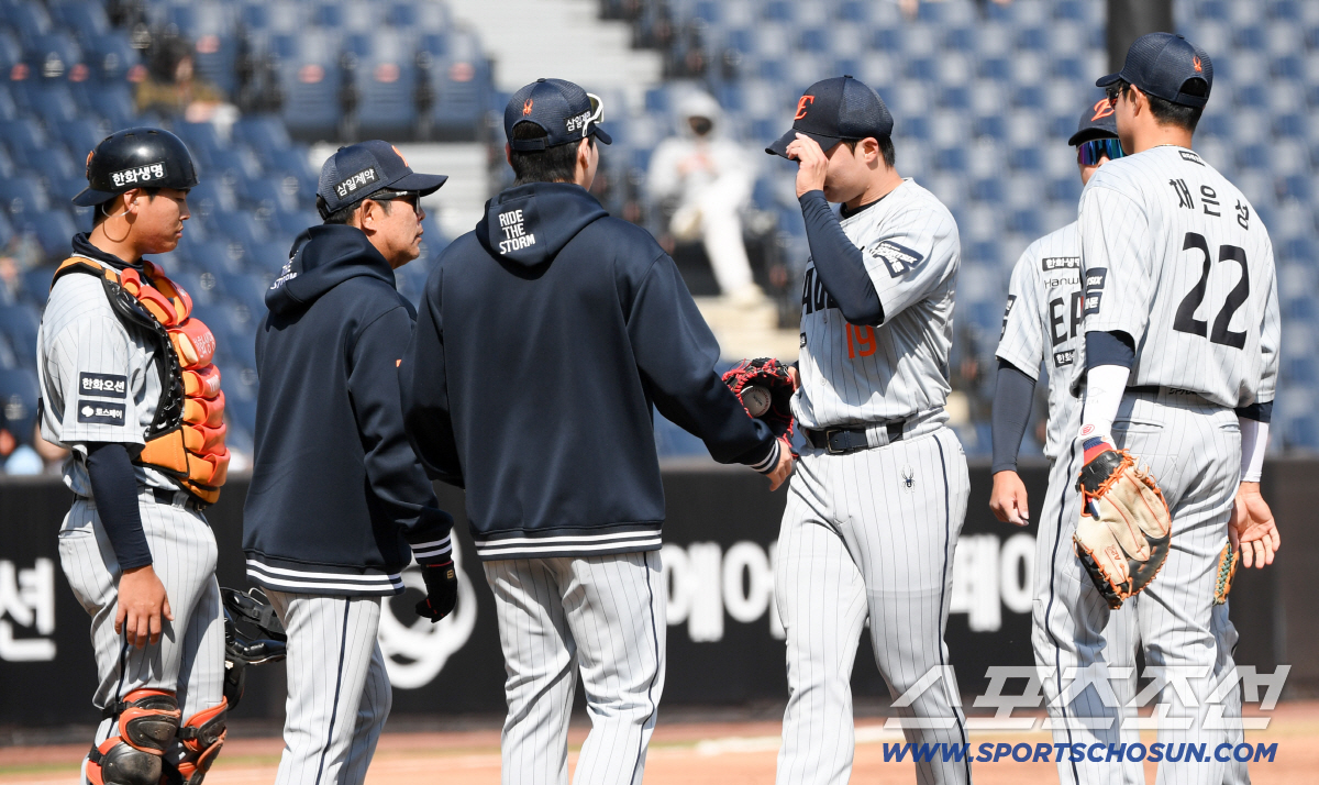 '코치 눈에서 꿀이 뚝뚝' 마운드 모인 형님들은 엄지척...달라진 왕옌청…