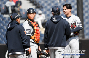 '코치 눈에서 꿀이 뚝뚝' 마운드 모인 형님들은 엄지척...달라진 왕옌청 6K 완벽투 [대전 현장]