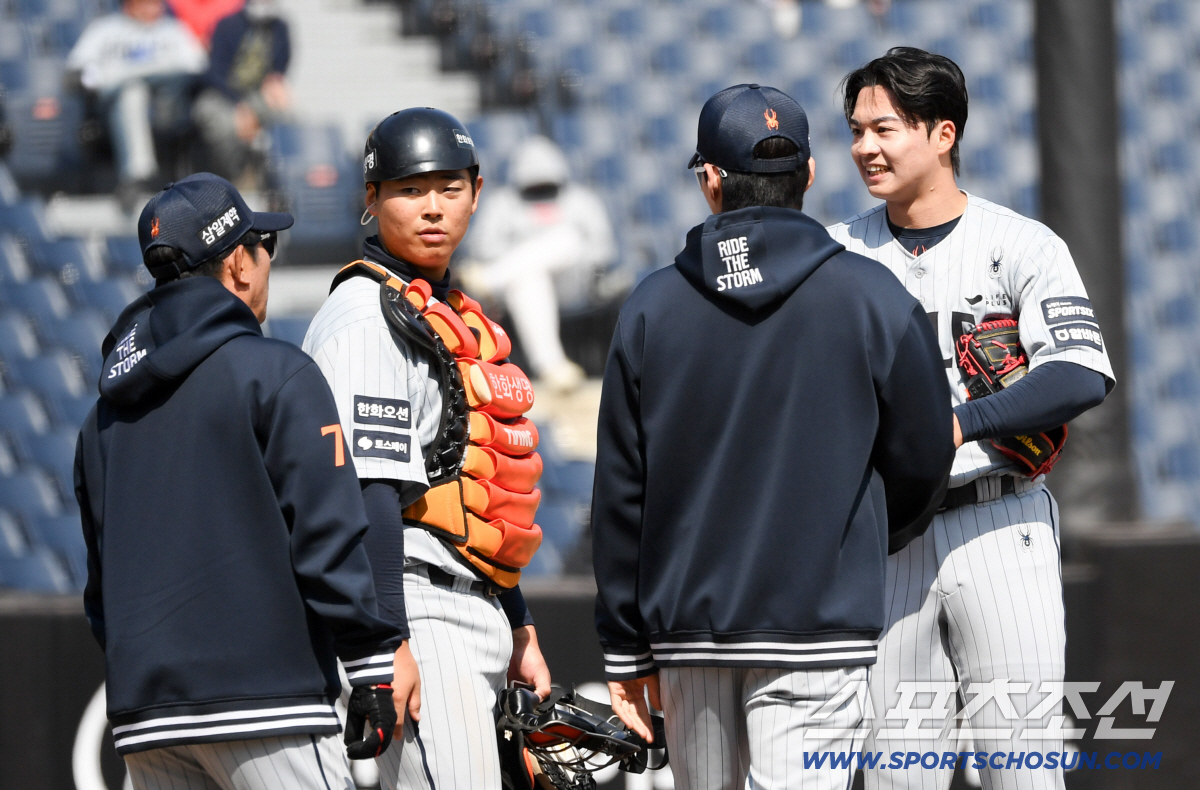 '코치 눈에서 꿀이 뚝뚝' 마운드 모인 형님들은 엄지척...달라진 왕옌청…