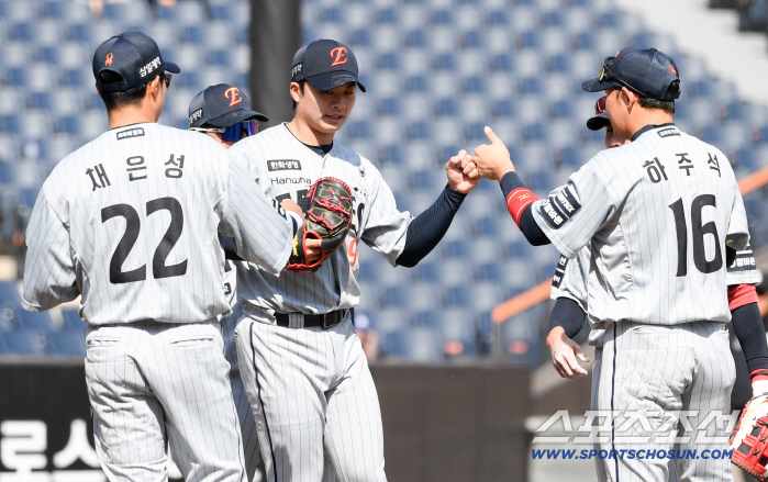 '코치 눈에서 꿀이 뚝뚝' 마운드 모인 형님들은 엄지척...달라진 왕옌청 6K 완벽투 