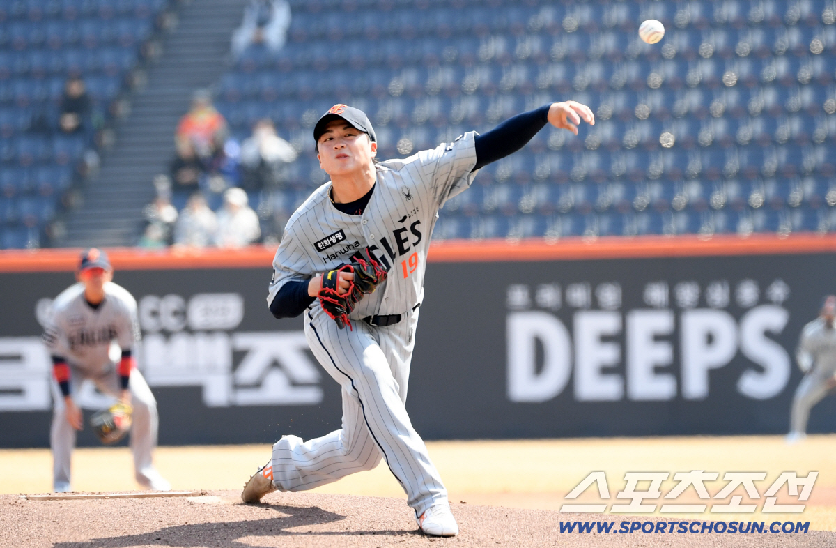 '코치 눈에서 꿀이 뚝뚝' 마운드 모인 형님들은 엄지척...달라진 왕옌청…
