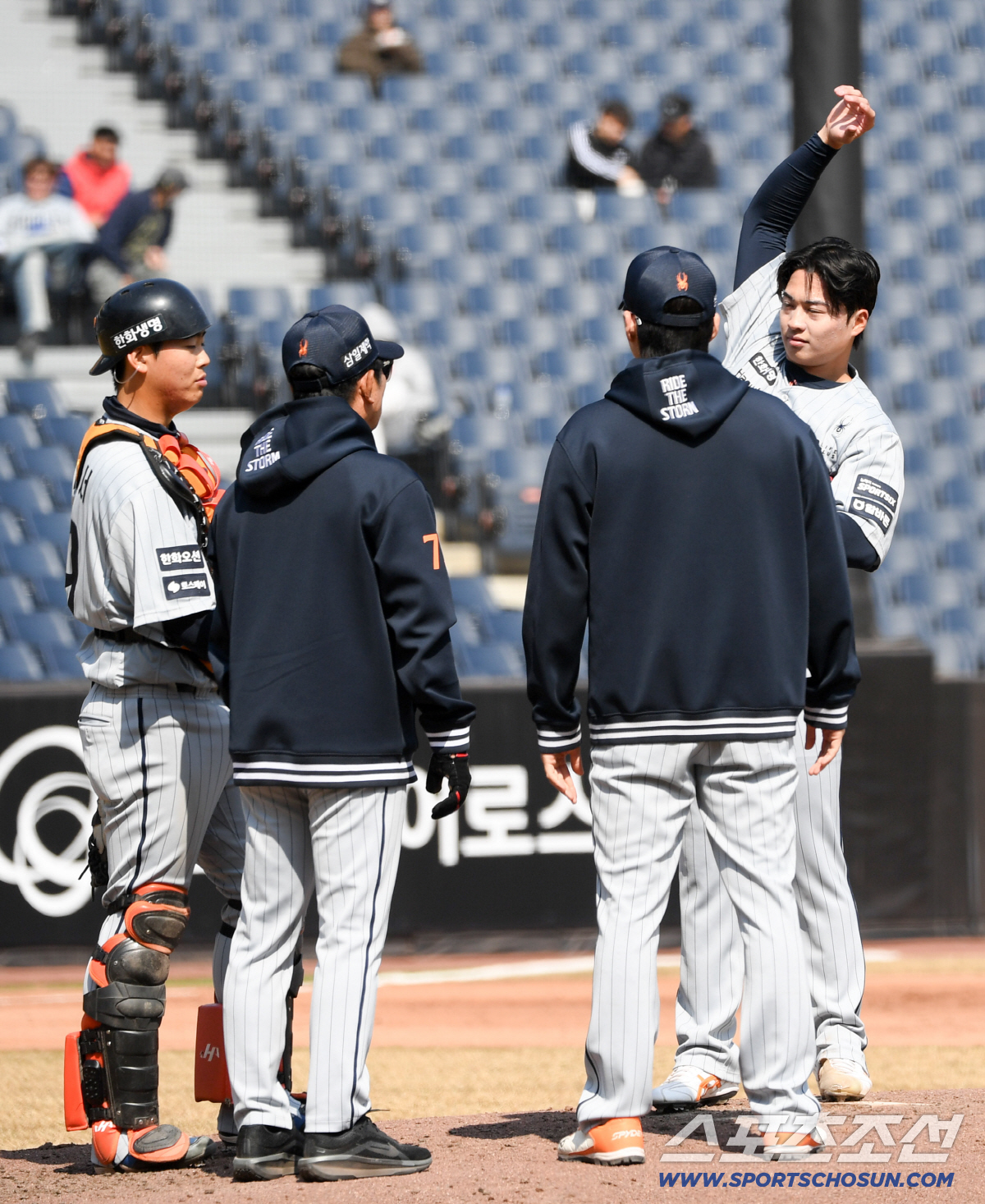 '코치 눈에서 꿀이 뚝뚝' 마운드 모인 형님들은 엄지척...달라진 왕옌청…