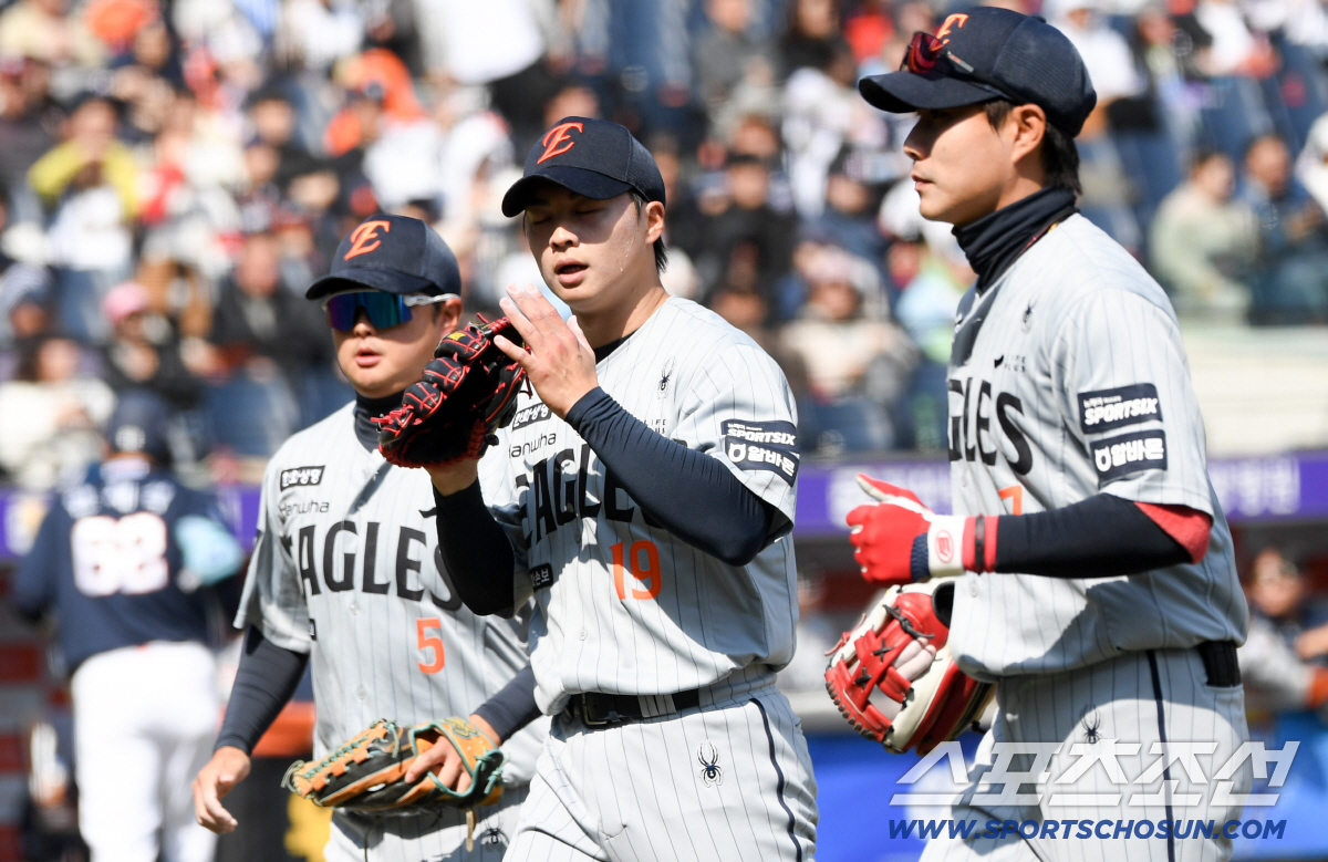 '코치 눈에서 꿀이 뚝뚝' 마운드 모인 형님들은 엄지척...달라진 왕옌청…