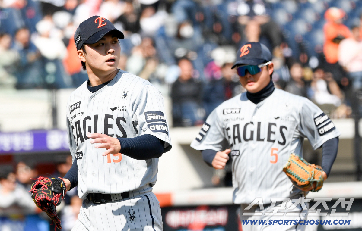 '코치 눈에서 꿀이 뚝뚝' 마운드 모인 형님들은 엄지척...달라진 왕옌청…