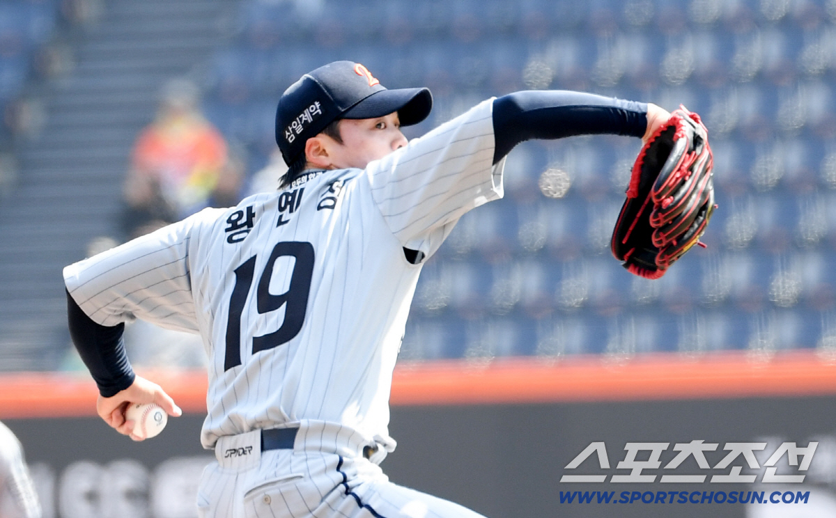 '코치 눈에서 꿀이 뚝뚝' 마운드 모인 형님들은 엄지척...달라진 왕옌청…