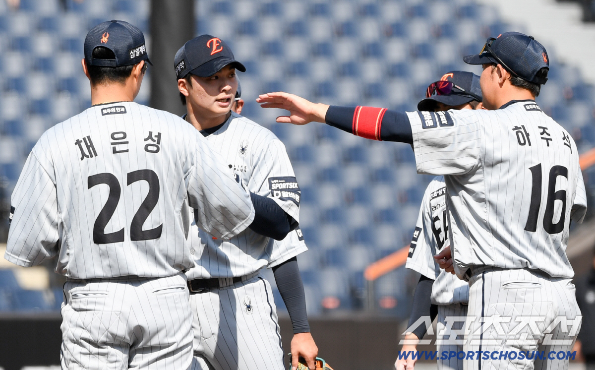 '코치 눈에서 꿀이 뚝뚝' 마운드 모인 형님들은 엄지척...달라진 왕옌청…