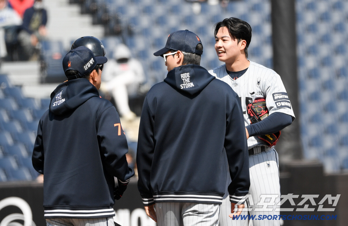 '코치 눈에서 꿀이 뚝뚝' 마운드 모인 형님들은 엄지척...달라진 왕옌청…