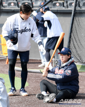 '배트 뺏더니 타격폼 흉내'...심우준 만난 박찬호, 95즈 절친 케미 [대전 현장]