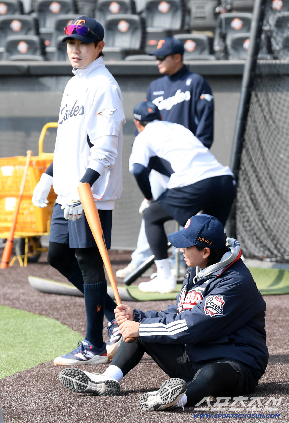 '배트 뺏더니 타격폼 흉내'...심우준 만난 박찬호, 95즈 절친 케미 …