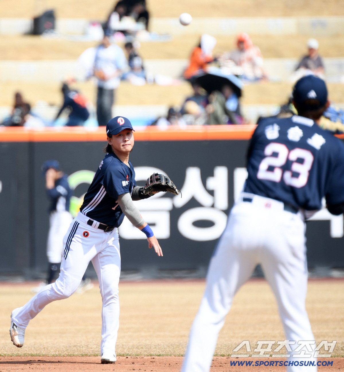 '배트 뺏더니 타격폼 흉내'...심우준 만난 박찬호, 95즈 절친 케미 …