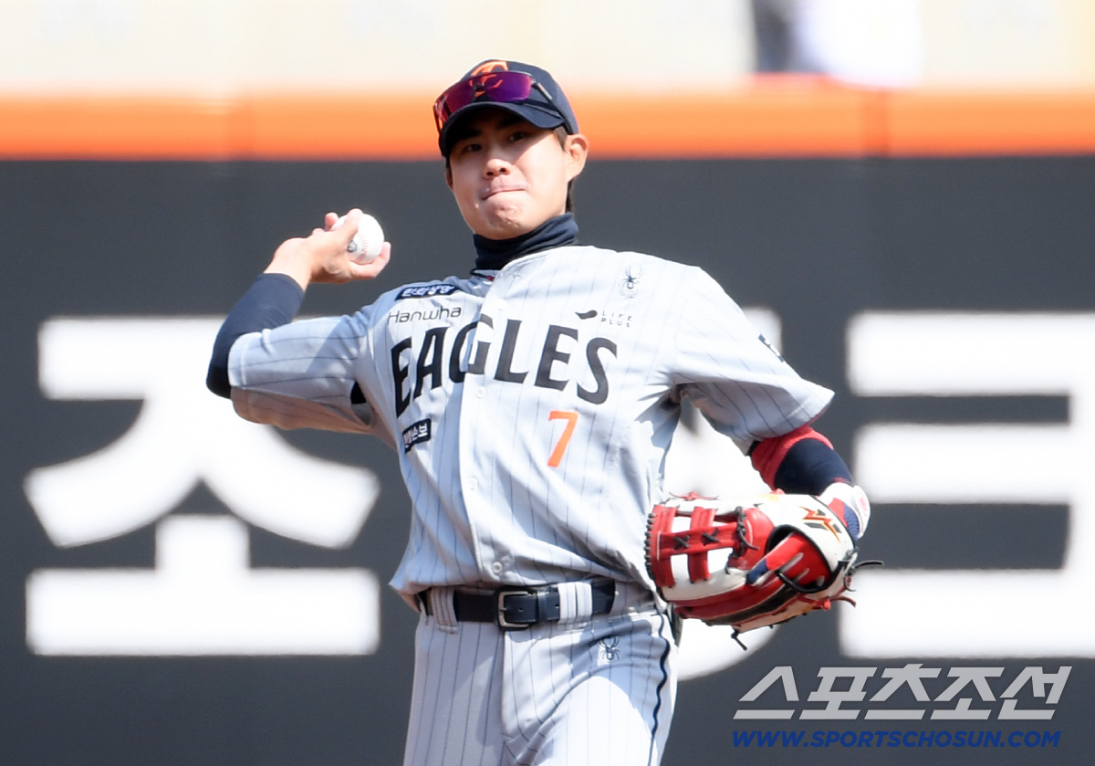 '배트 뺏더니 타격폼 흉내'...심우준 만난 박찬호, 95즈 절친 케미 …