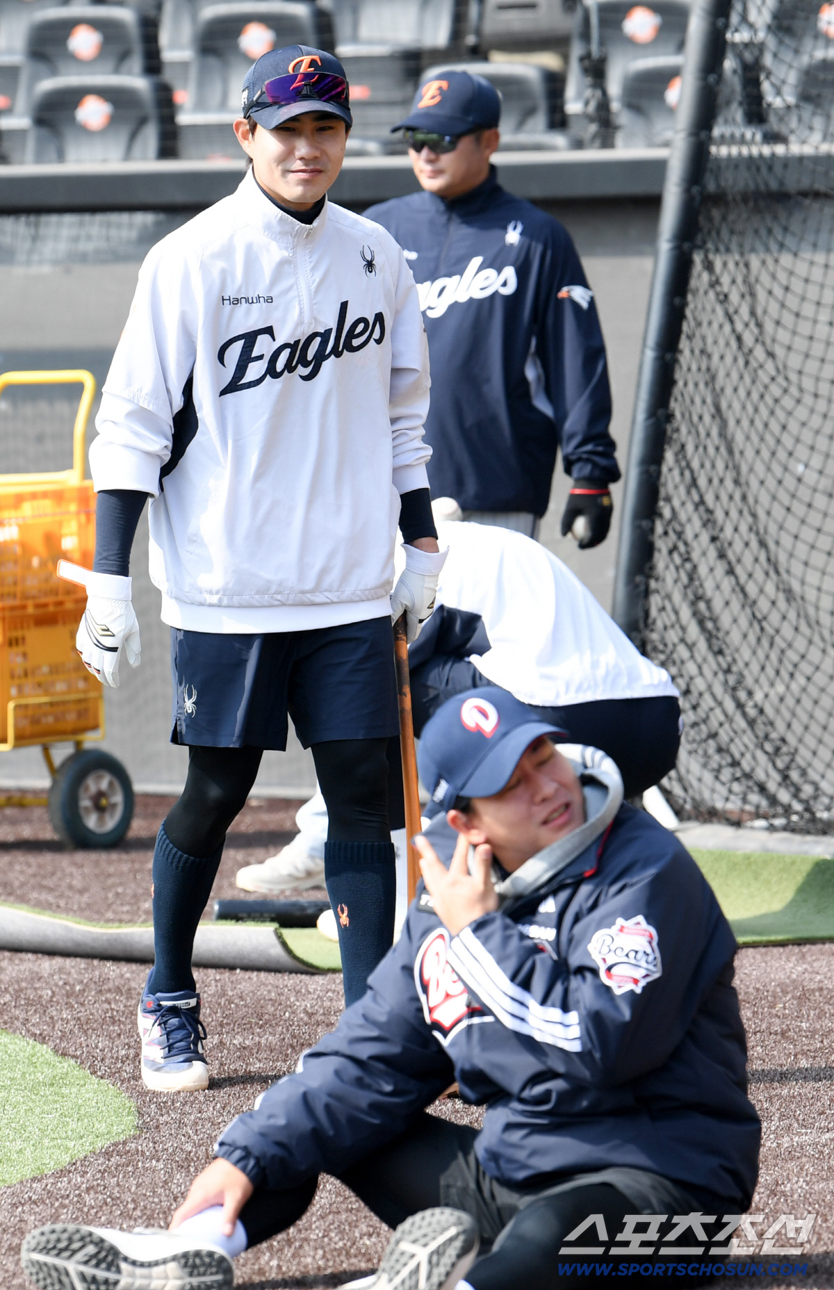 '배트 뺏더니 타격폼 흉내'...심우준 만난 박찬호, 95즈 절친 케미 …