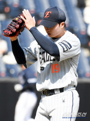 'ERA 9.00 충격 삭제' 한화 안도, 괜히 타구단 탐냈던 선수겠나…78억 FA 위협 뿌리칠까