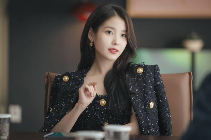 아이유 "♥변우석에 대한 감정 바뀌면 입체적 매력 드러나"('21세기 대군부인')