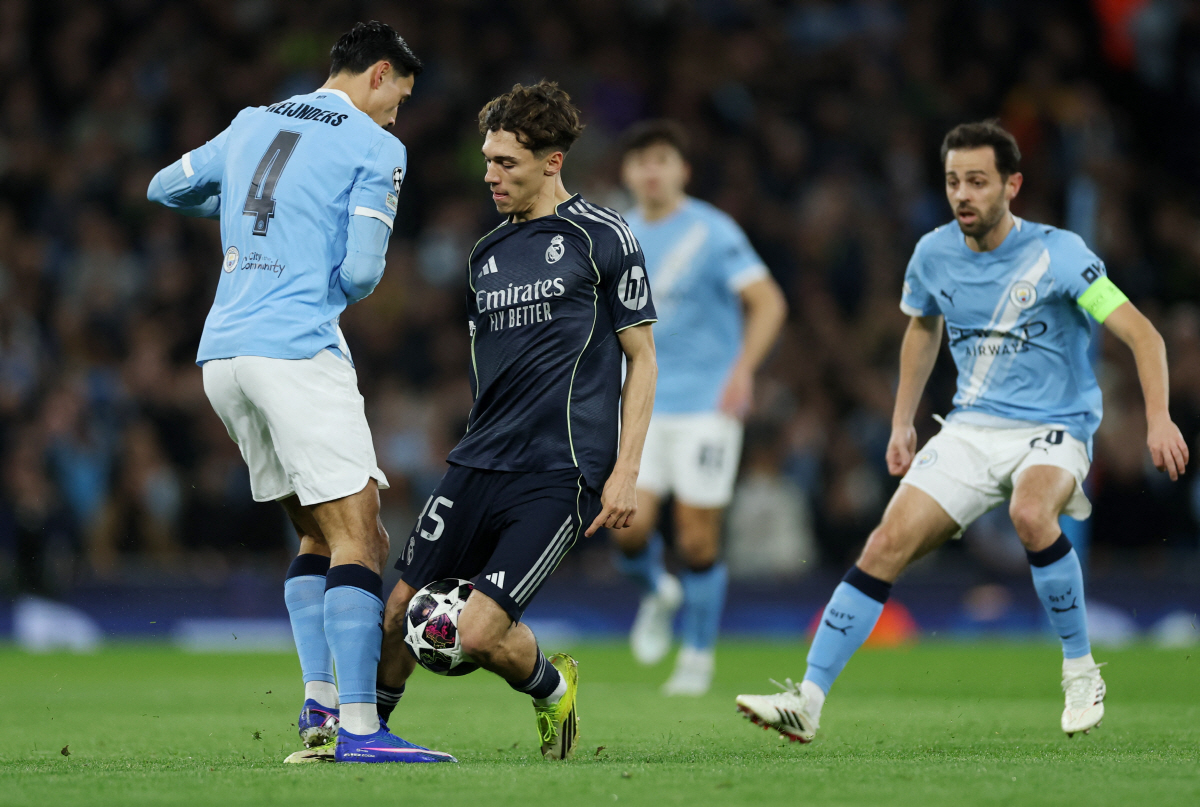 "왜 팔꿈치를 들이대니" 굿바이 맨시티! 실바, 20분 만에 생애 첫 불…