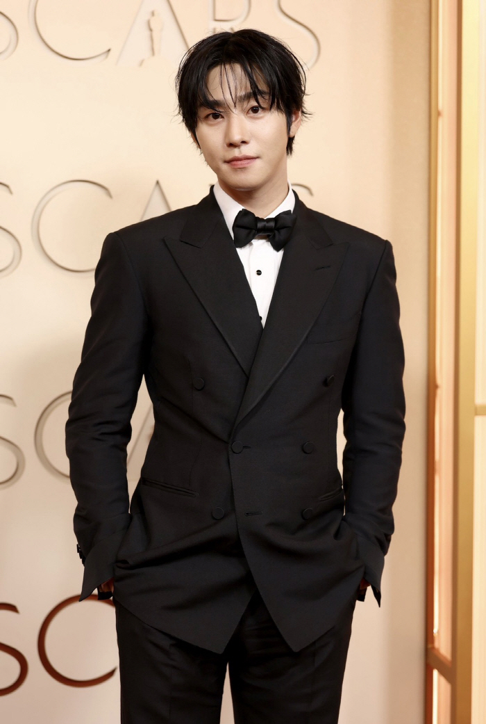 "오스카 레드카펫 'K-손풍기男' 등극"…안효섭, 美아카데미 시상식서 존재감 터졌다