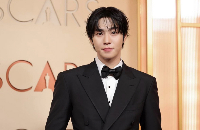 "오스카 레드카펫 'K-손풍기男' 등극"…안효섭, 美아카데미 시상식서 존…