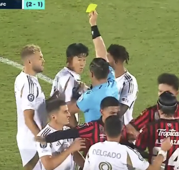 "살인태클이잖아!" 손흥민 참고 참다 극대노 폭발, 1차전부터 '더티 수…