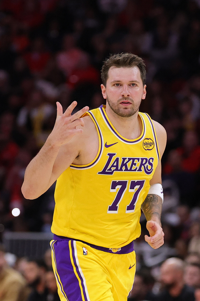 "르브론과 헤어지는 게 맞다!" 충격 주장 왜? 美 현지매체 "돈치치 체제 확립. 르브론과 헤어지는 게 이성적 판단"