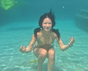 엄정화, 56세에 이 비키니 몸매 실화?..군살·나잇살 無→완벽한 S라인 '헉'