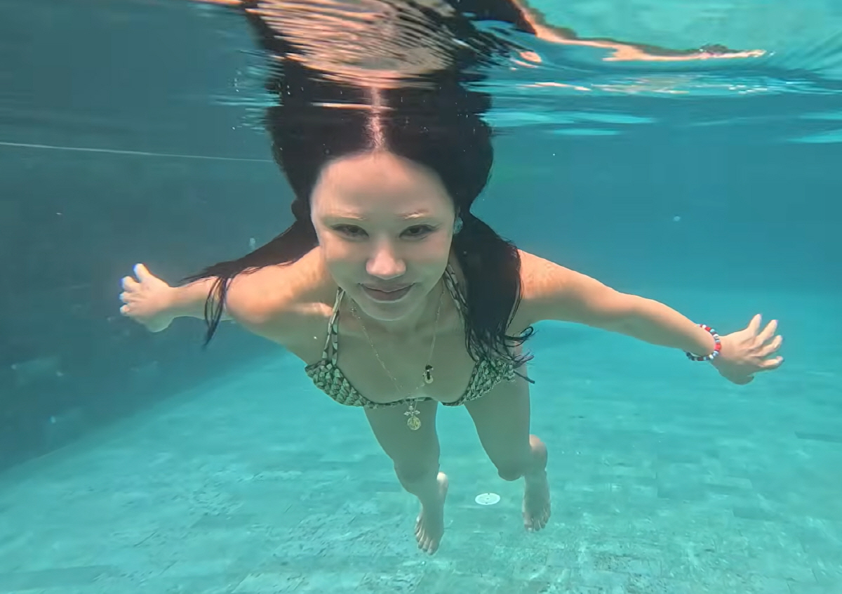 엄정화, 56세에 이 비키니 몸매 실화?..군살·나잇살 無→완벽한 S라인…