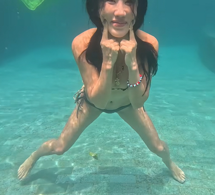 엄정화, 56세에 이 비키니 몸매 실화?..군살·나잇살 無→완벽한 S라인…