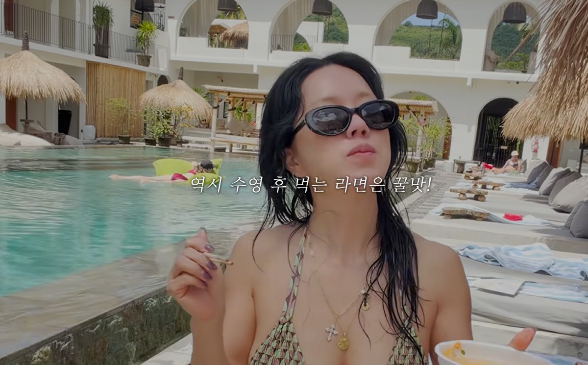 엄정화, 56세에 이 비키니 몸매 실화?..군살·나잇살 無→완벽한 S라인…