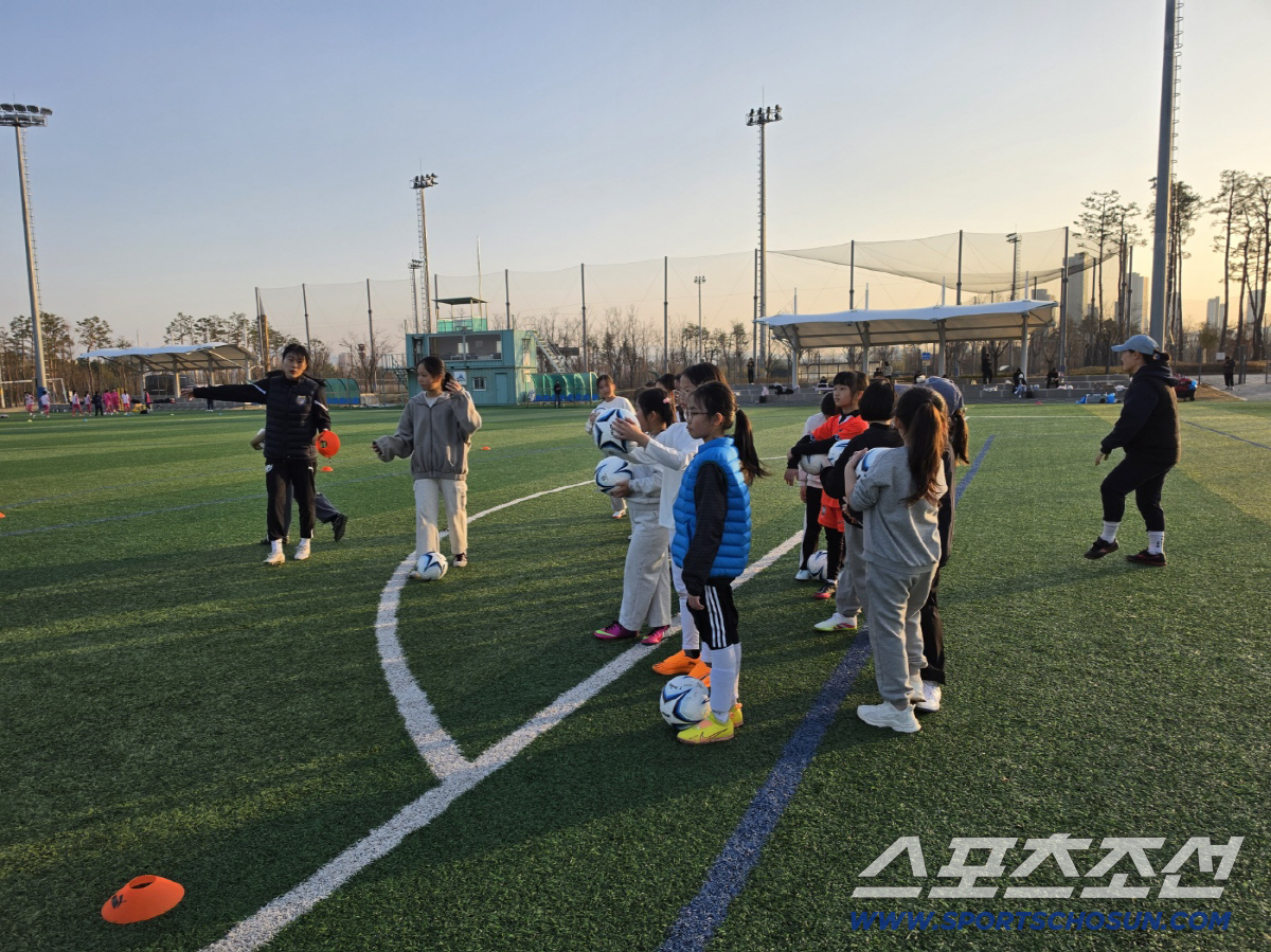 한국스포츠레저(주) 스포츠토토여자축구단, '세종시 여자축구교실' 성인부 …