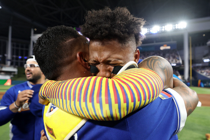 '美 격파' 목청 터져라 국가 부른 베네수엘라, 사상 최초 우승 감격 눈물…